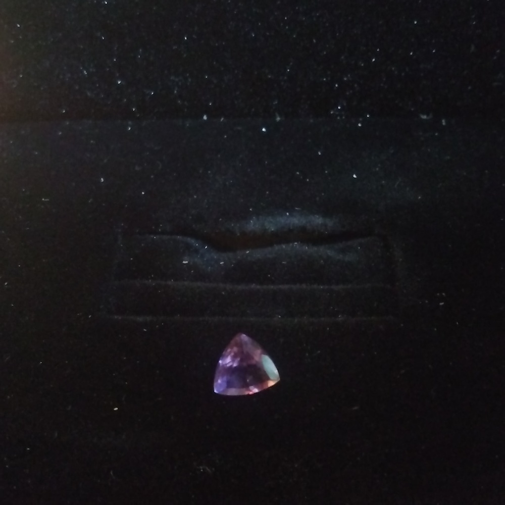 GEMSTONE 6mm VVS Amethsyt Trillion
